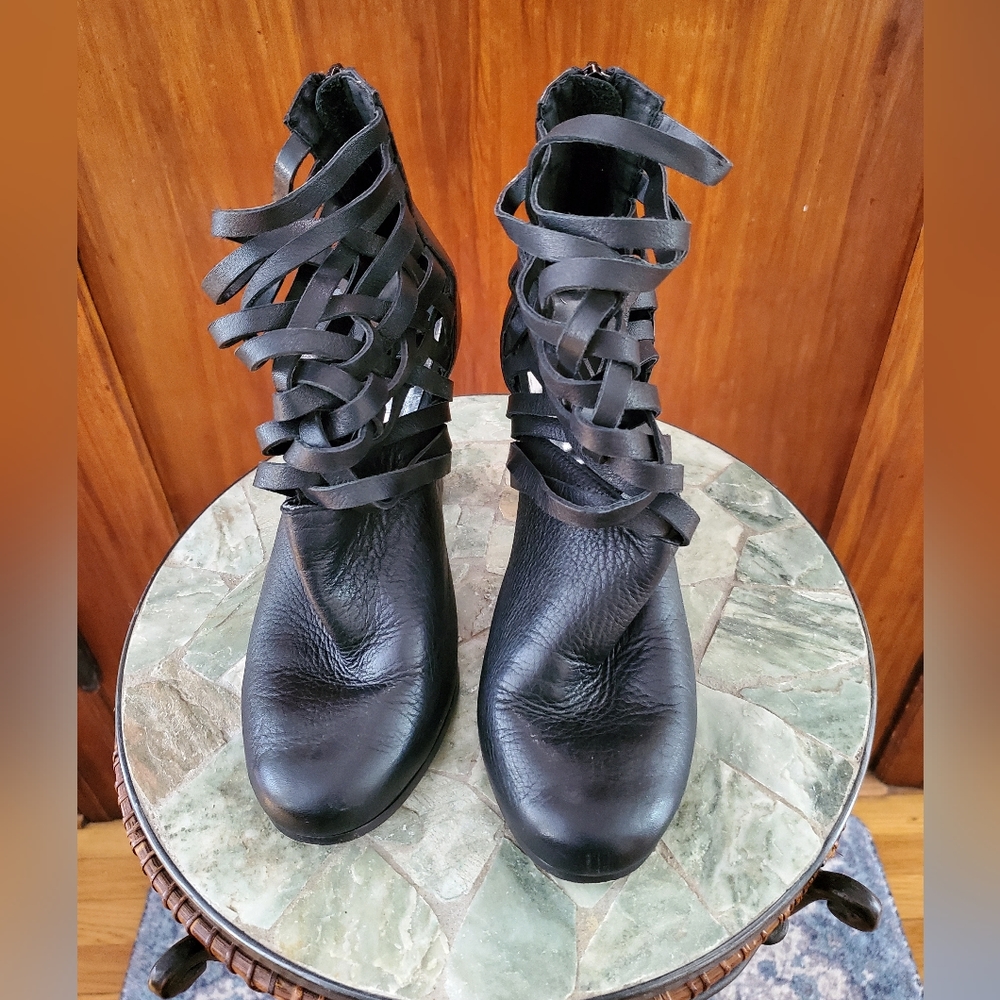 DV - Dolce Vita - Mesh Cut-Out Ankle Boots, size 7